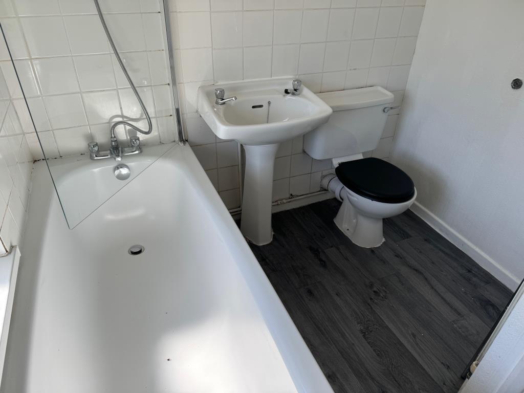 Lot: 74 - HEAD LEASEHOLD INVESTMENT - BLOCK OF FIVE FLATS, THREE-BEDROOM COTTAGE AND THREE GARAGES - The Cottage - Bathroom